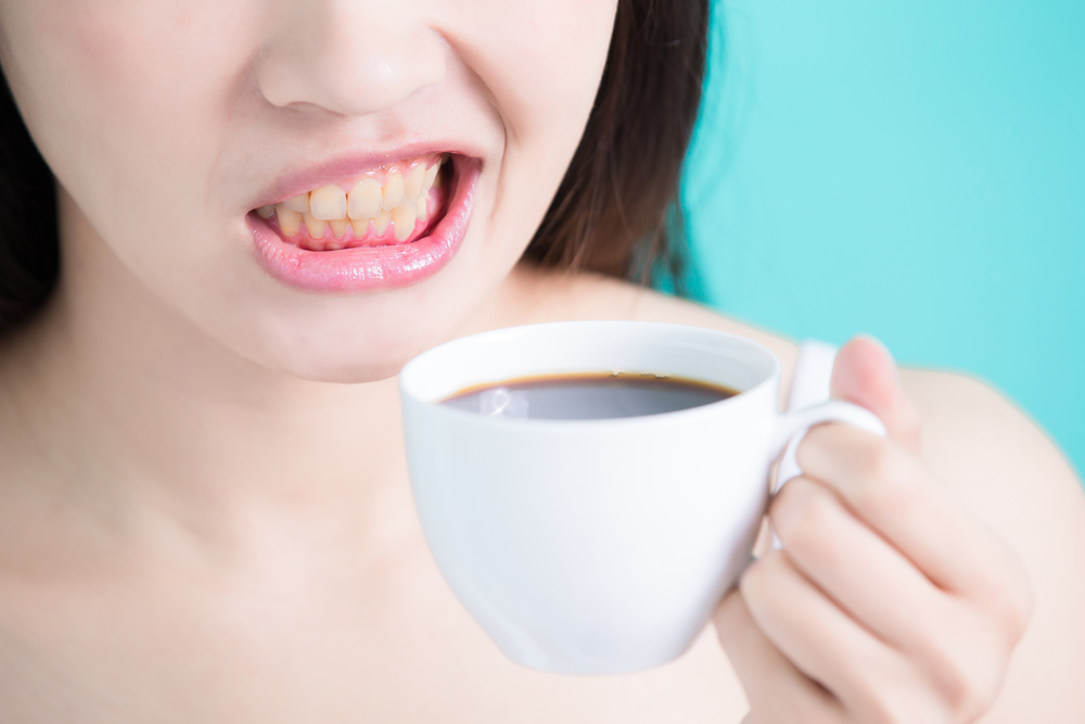 Comment éviter les taches de café sur les dents ?