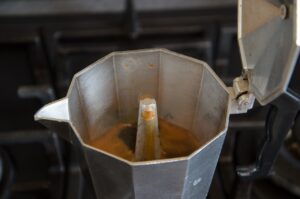 Quels sont les dangers d'une cafetière italienne en aluminium ?